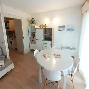 https://studio-hyeres-port-83400.fr-provencehotel.com