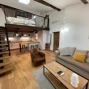 https://duplex-avec-vue-sur-les-arnes.fr-provencehotel.com
