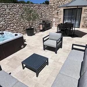 https://le-domaine-du-grand-cru.hotels-rhonealpes.com